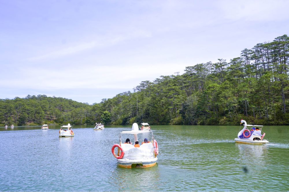 Đạp vịt trên hồ Đa Thiện